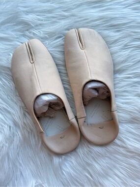Maison Margiela Beige Tabi Flat shoes